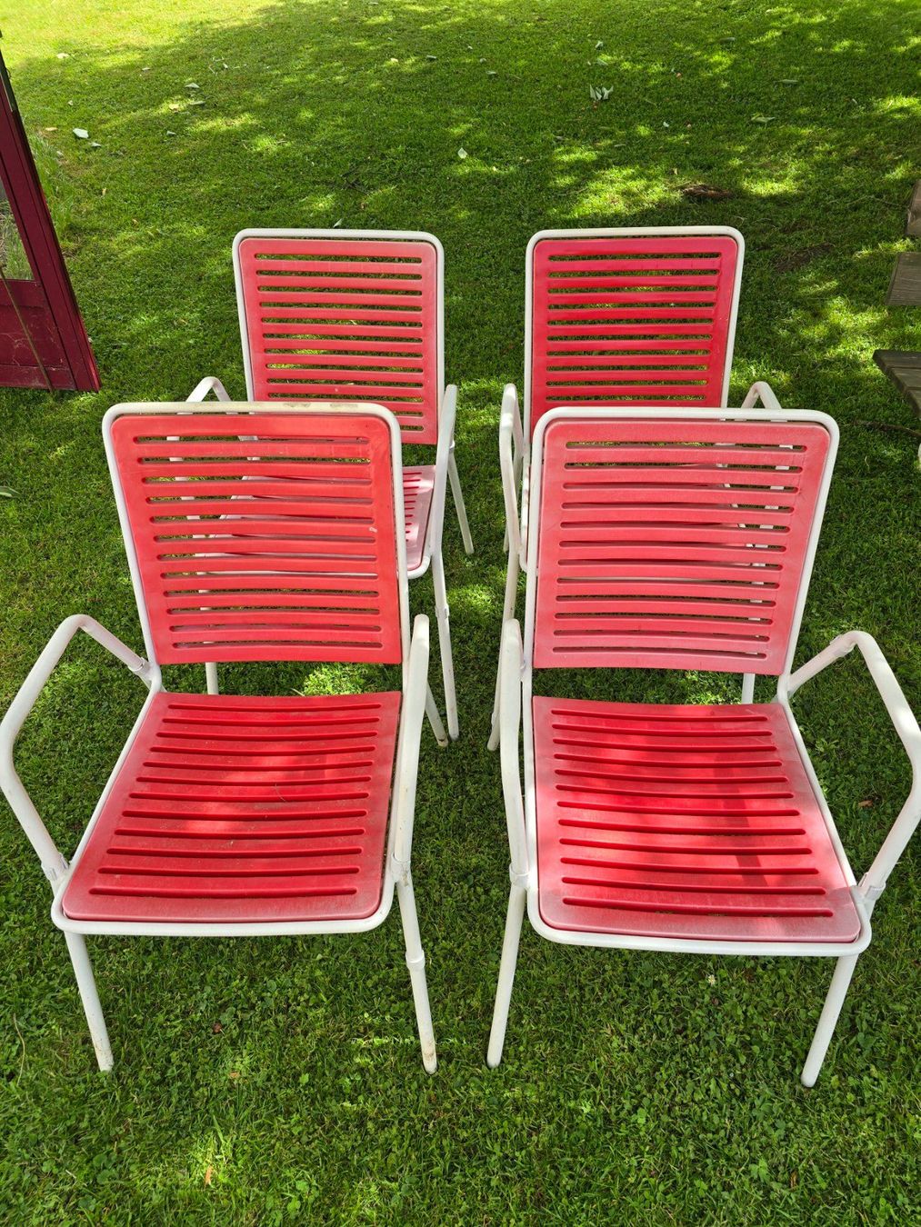 Sedie: 4er Set Gartenstühle Rot/Weiss stabelbar – Usato da Rorschacherberg venduto da Scharfeegge