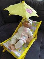 Puppe mit Liegestuhl
