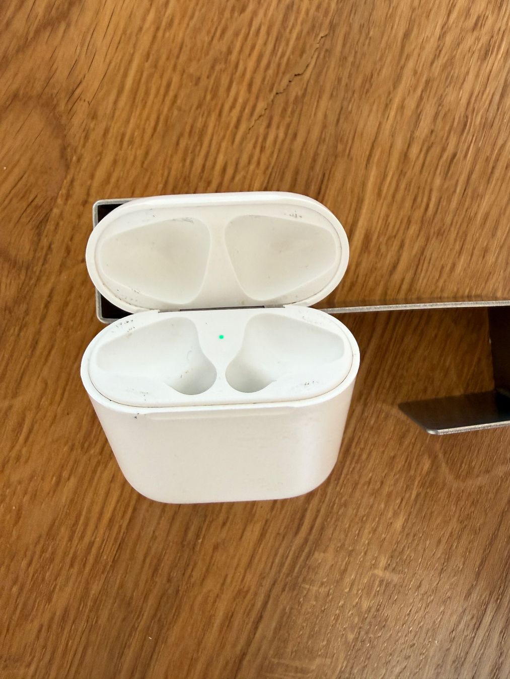 Apple Cuffie: APPLE AirPods 2 Charging Case – Usato da Lausanne venduto da Nine1982