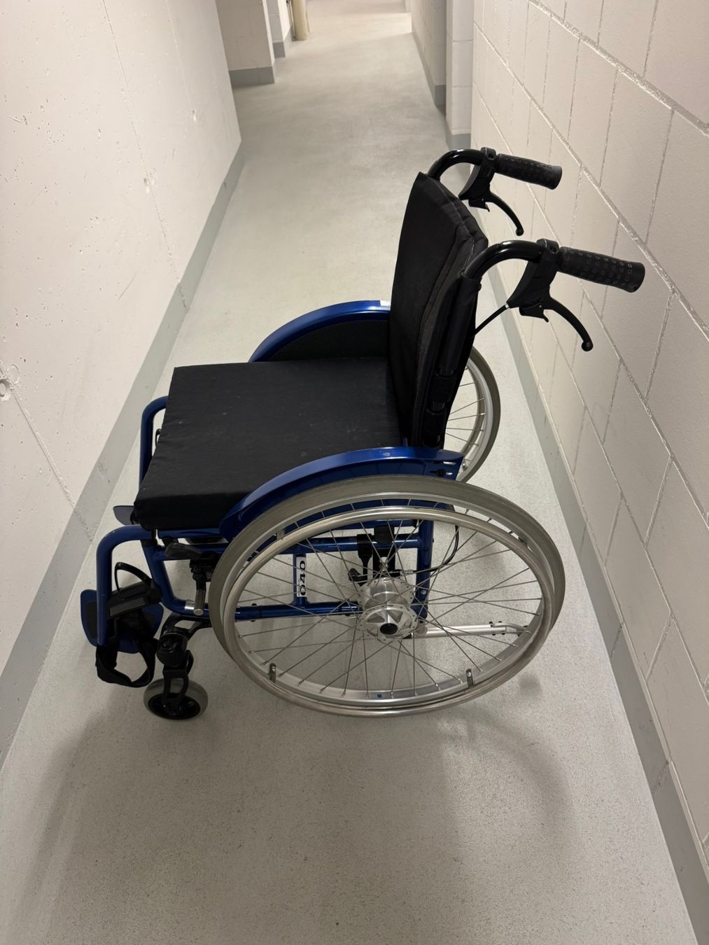 Rollstühle: Rollstuhl Blau / schwarz – Gebraucht aus Thun von mad_c5mr 2