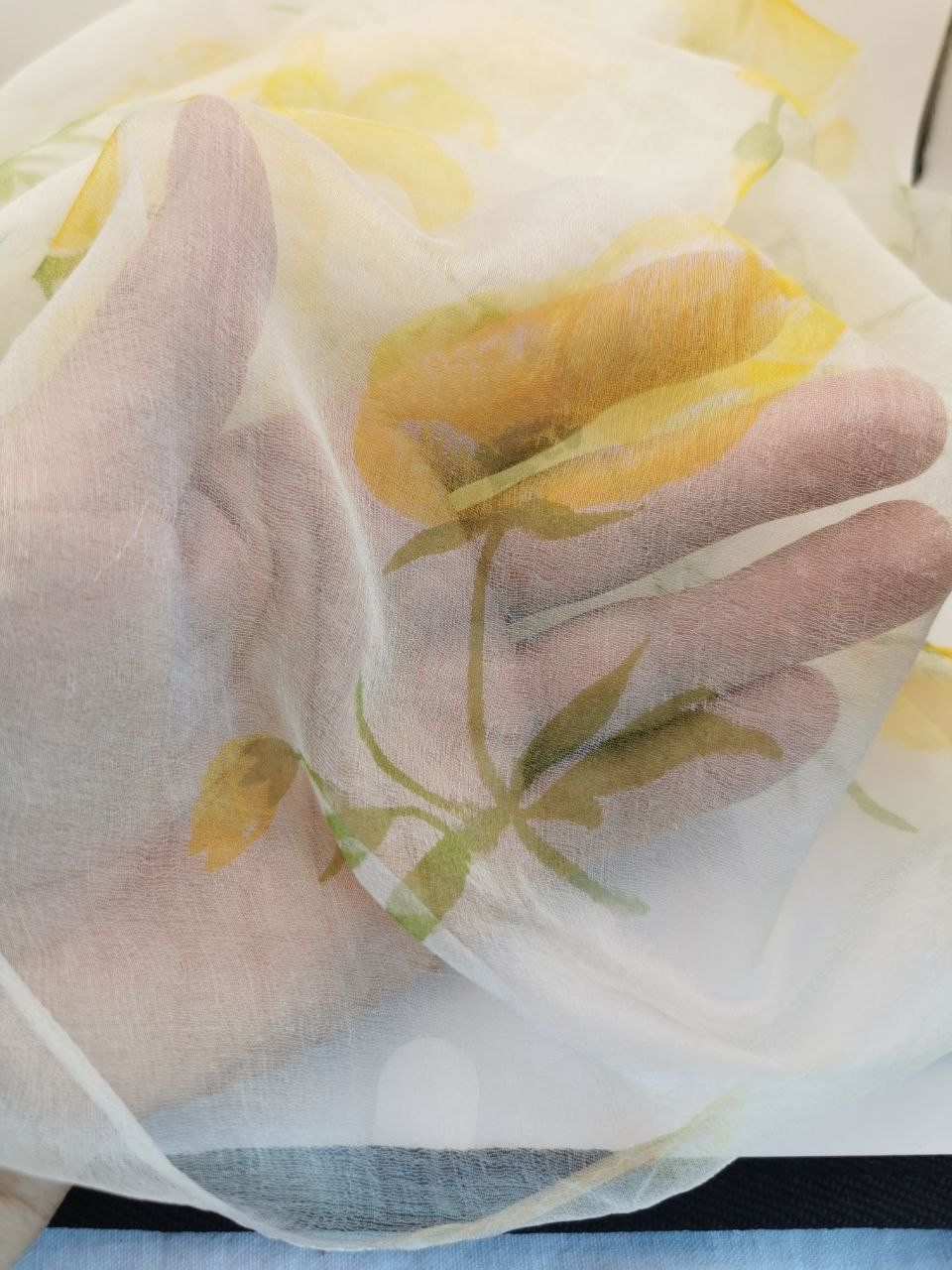 Foulards, Tücher & Schals: Sommerschal, gelbe Blumenmuster, 100% Seide, Neu – Neu und originalverpackt aus Oberglatt ZH von JulFul 3