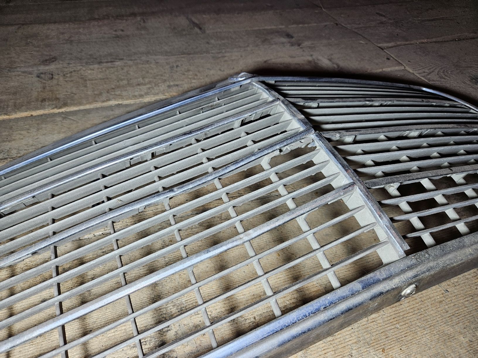Mercedes-Benz Tutti pezzi di ricambio auto: W123 Kühlergrill – Usato da Ebertswil venduto da Bolomotos 1