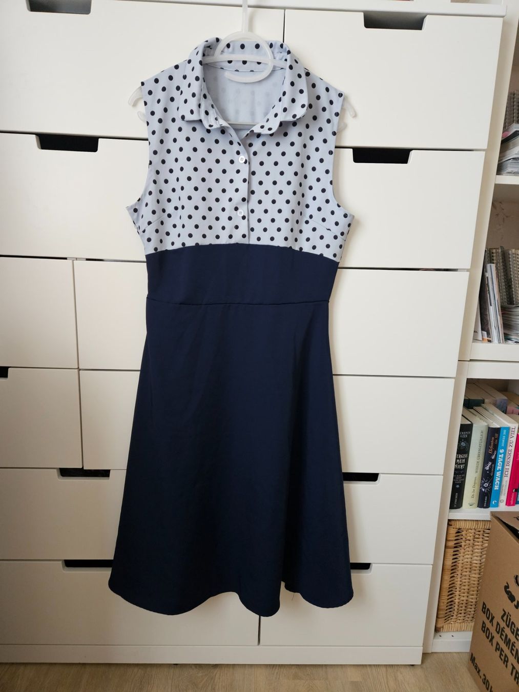 Vestiti: Swingkleid mit Jäckchen Blau mit Punkten, Gr.38 – Usato da Grenchen venduto da Sil_77wp 1