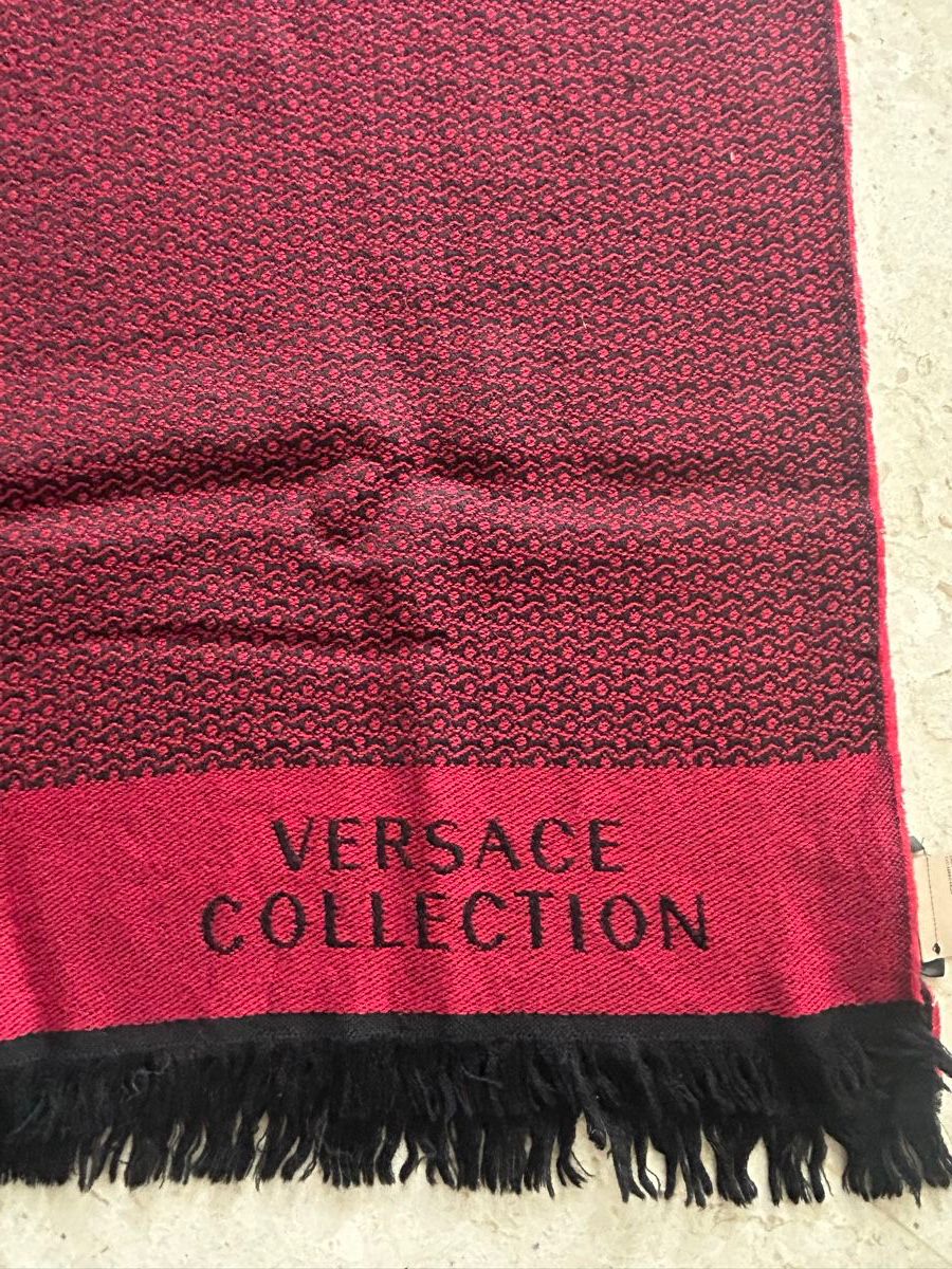 Versace Foulard & Sciarpe: Sciarpa VERSACE – Nuovo (secondo la descrizione) da Locarno venduto da Matic04