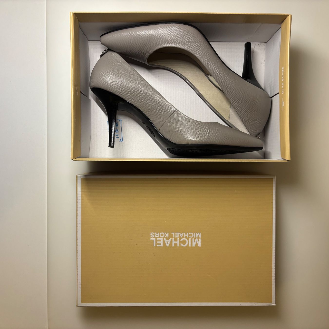 Michael Kors Scarpe da donna: Michael Kors: Pumps (Leder, grau) – Usato da Hinterkappelen venduto da hex_4vw 5