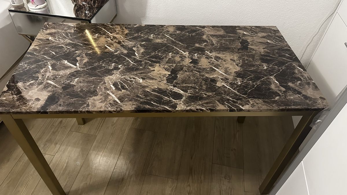 Tables: Edler Büro oder Esstisch mit Marmoroptik & goldenem Gestell – D'occasion à Richterswil par ivana025 1