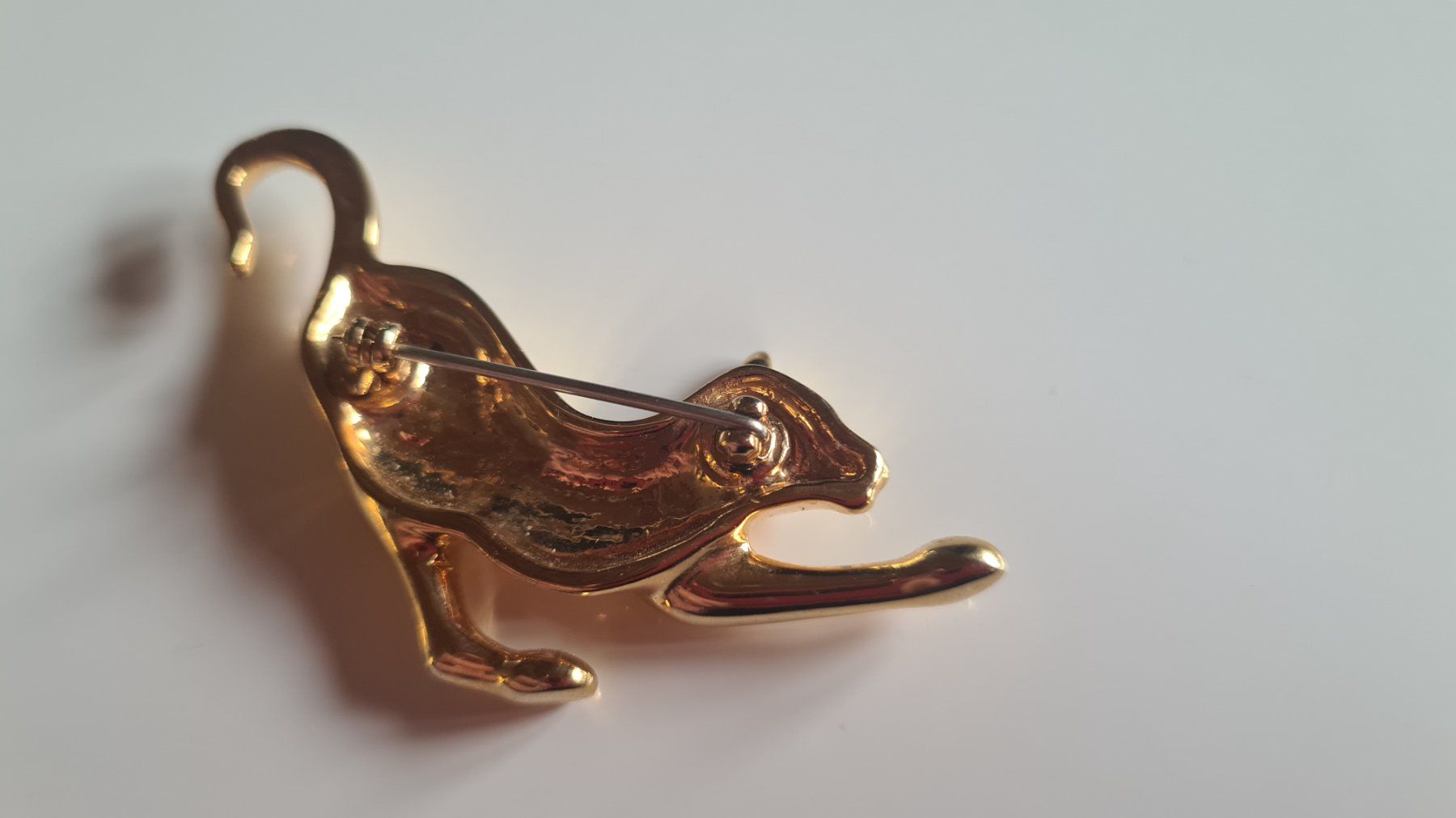 Spille & Fermagli: Modeschmuck Brosche goldene Katze in Buckelstellung – Usato da Frauenfeld venduto da Purzli 1
