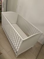 Weisses Babybett mit Matratze von Ikea