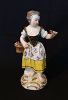Meissen Porzellanfigur Gartenmädchen mit einem Korb Blumen