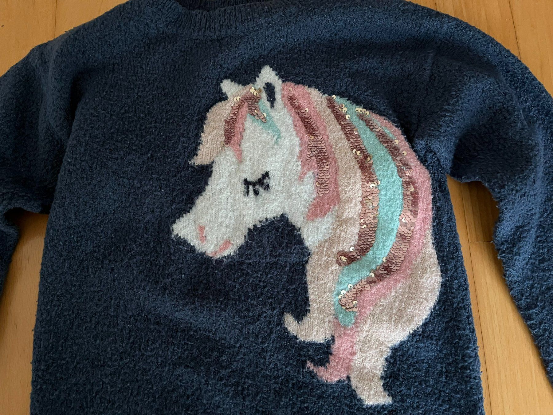 Maglioni & Felpe: Pullover mit Einhorn-Motiv, Grösse 122 – Usato da Muttenz venduto da Juvenile33 1