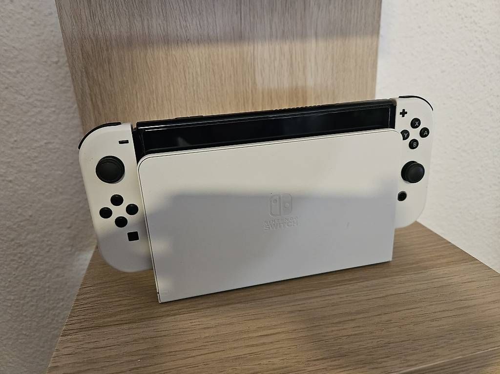 Konsolen: Nintendo Switch OLED – Gebraucht aus Steinen von Manjix