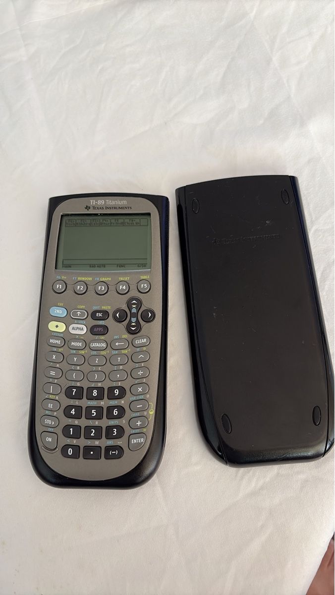 Texas Instruments Calcolatrici tascabili: Texas Instruments TI-89 Titanium Taschenrechner mit Hülle – Usato da Glattpark(Opfikon) venduto da Opfikon66