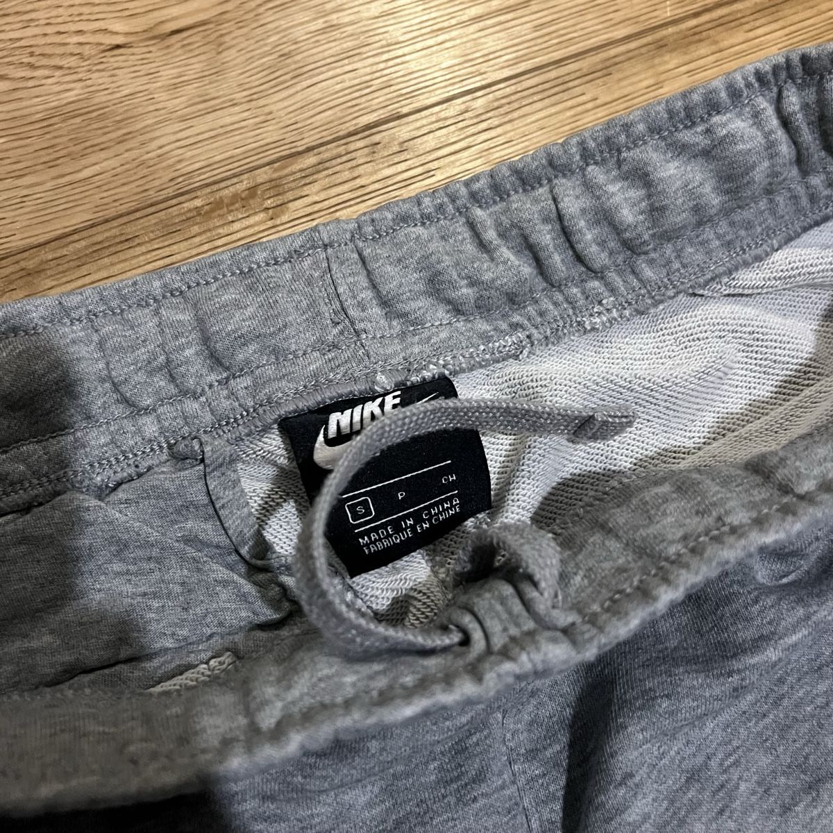Nike Pantaloni: Nike Jogginghose Grau – Usato da Chur venduto da noe_mh8b 1