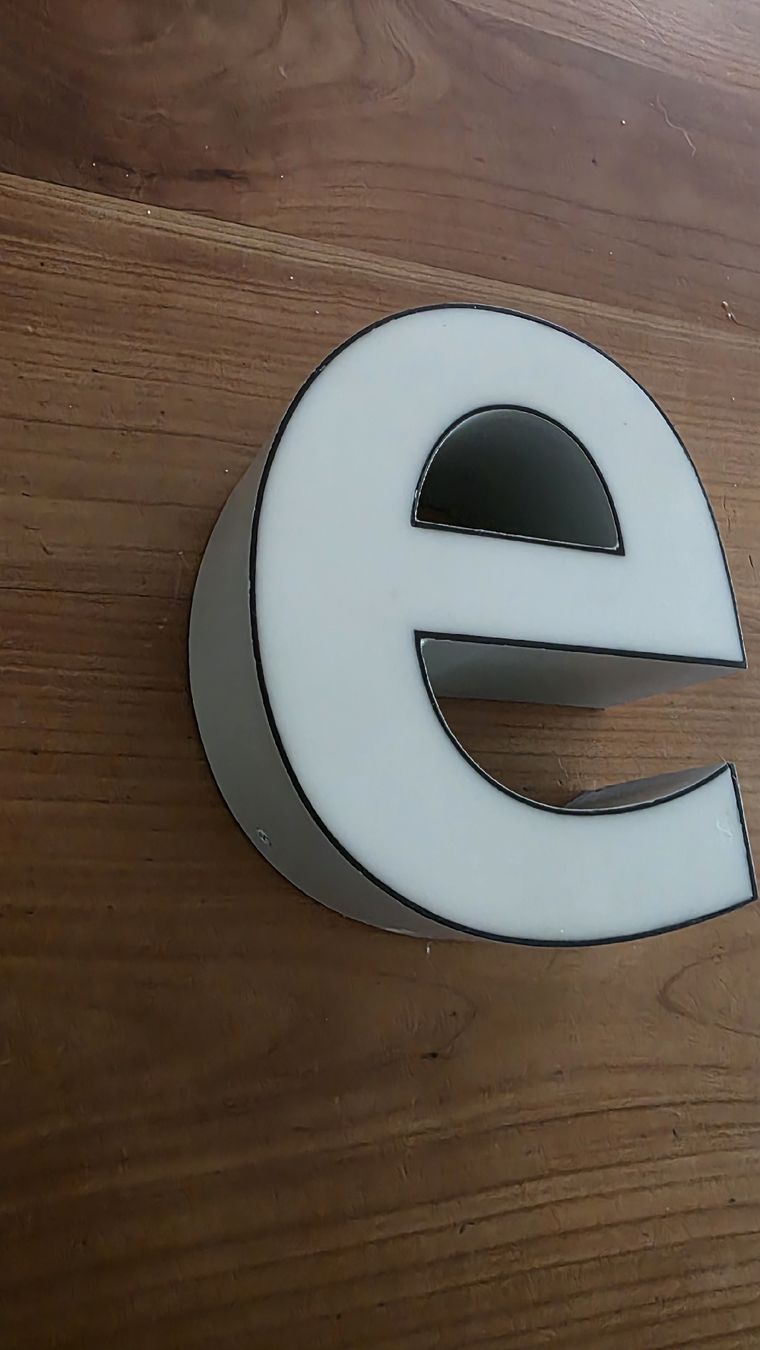 Toutes les décorations: Kleines "e" aus Werbeschrift – D'occasion à Niederönz par Silverbluecat 1