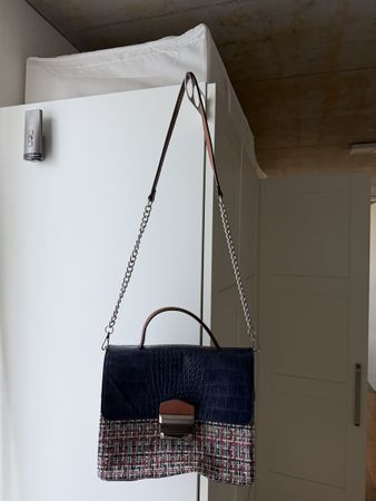 Elegante Schultertasche mit Kette