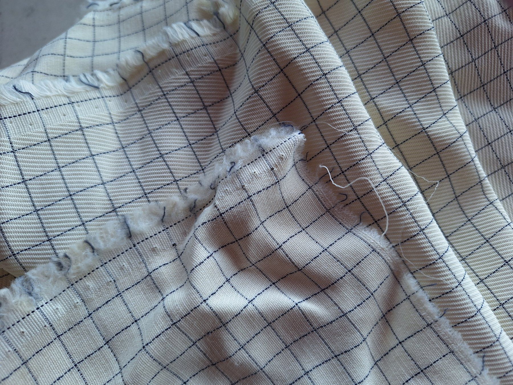 Tessuti: 1 STK STOFF CREME MIT BLAUEM CARO – Usato da Huttwil venduto da Kunterbuntli 3