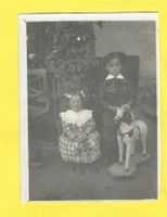 uralt Kinderfoto mit Pferdespielzeug zum Sitzen/uf Fahrbrett
