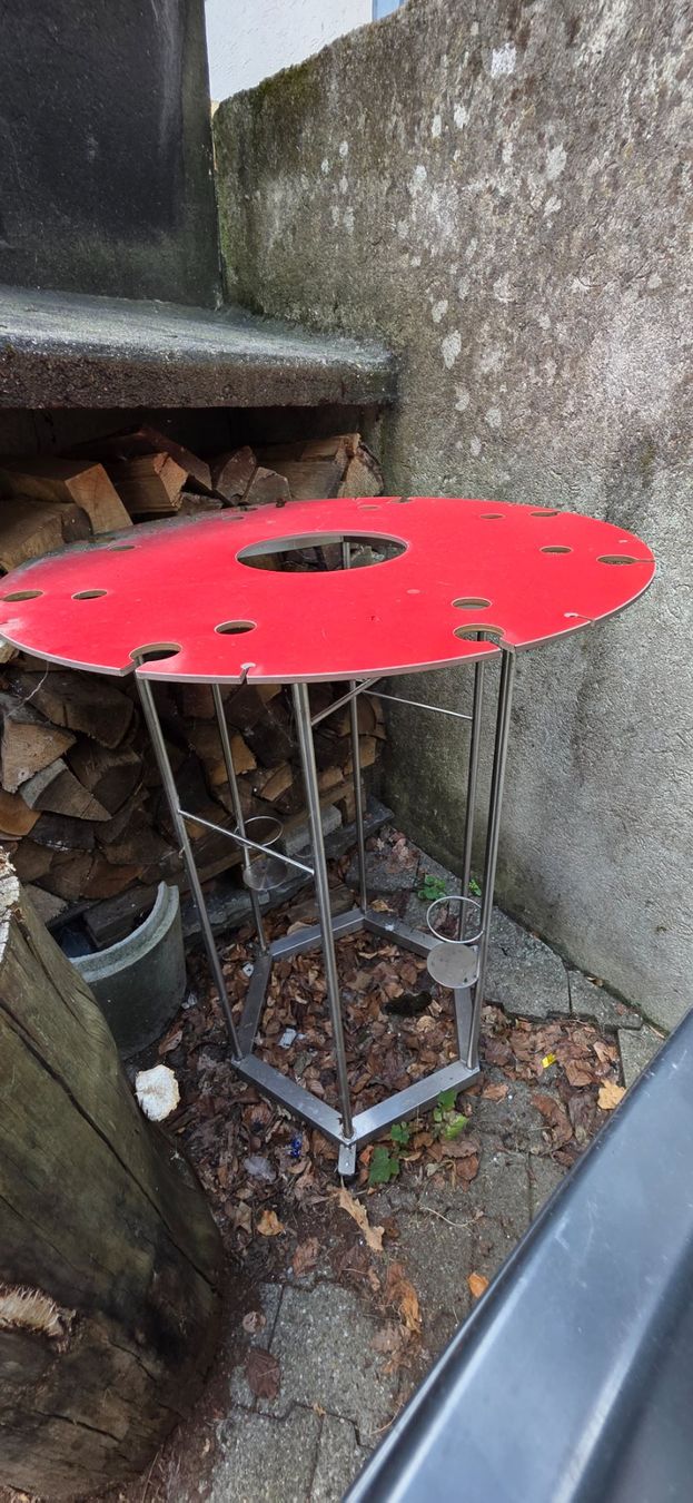 Tische: Stehtisch rot Metall mit Flaschenhalter 80cm Durchmesser – Gebraucht aus uezwil von msc_8bh6