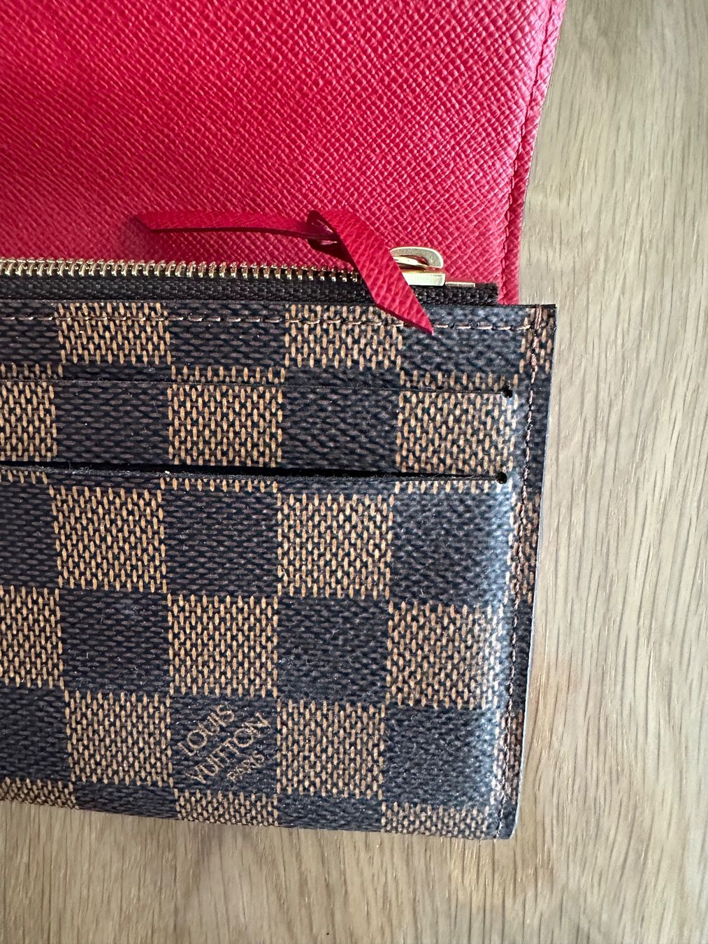 Louis Vuitton Portamonete: Louis Vuitton portefeuille Émilie rouge – Nuovo (secondo la descrizione) da Courgevaux venduto da missceline5 9