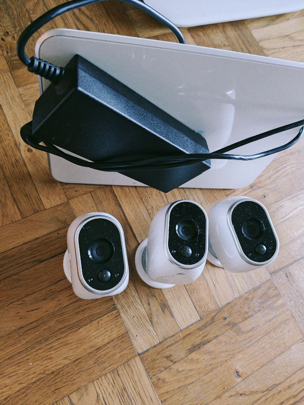 Videocamere: NETGEAR VMB3000  Arlo  Système de protection de surveillance – Usato da La Chaux-de-Fonds venduto da Honit.ch