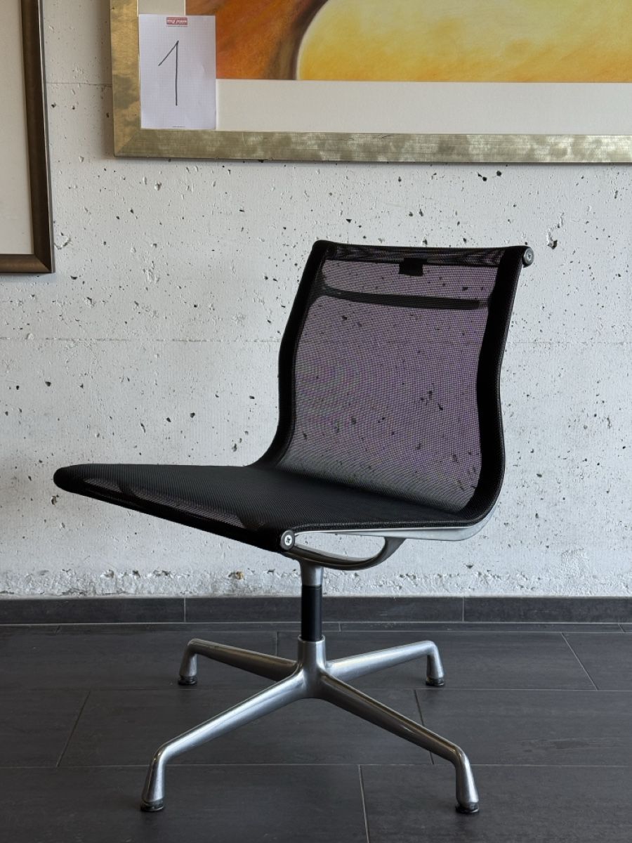 Eames Sedie: Vitra Eames Aluminium Chair EA 106 1/3 – Usato da Ulisbach venduto da Mithrandirr
