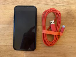 iPhone 11 Pro, Silber in schwarzer Hülle, Akku-Kapazität 76%