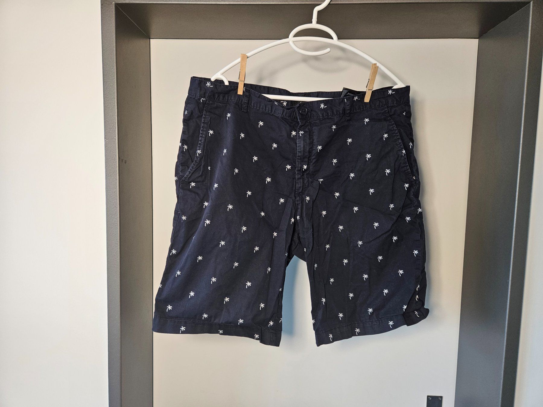 H&M Pantaloni: Stilvolle Sommerhose mit Palmenmuster – Usato da Dübendorf venduto da PrinceTamino