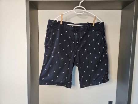Stilvolle Sommerhose mit Palmenmuster