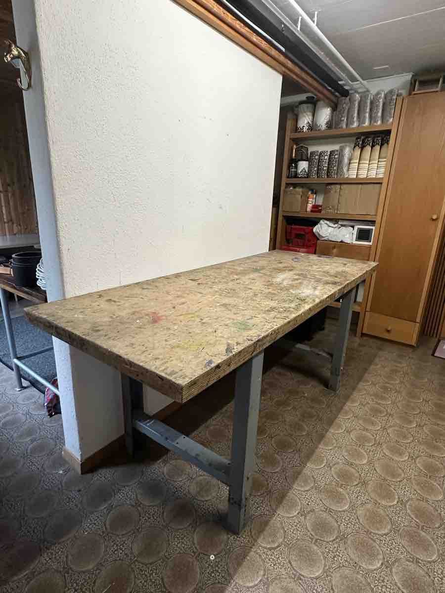 Werkbänke: Sturdy Workbench with Metal Frame, Used Condition – Gebraucht aus Elsau von MANWITHVAN 1