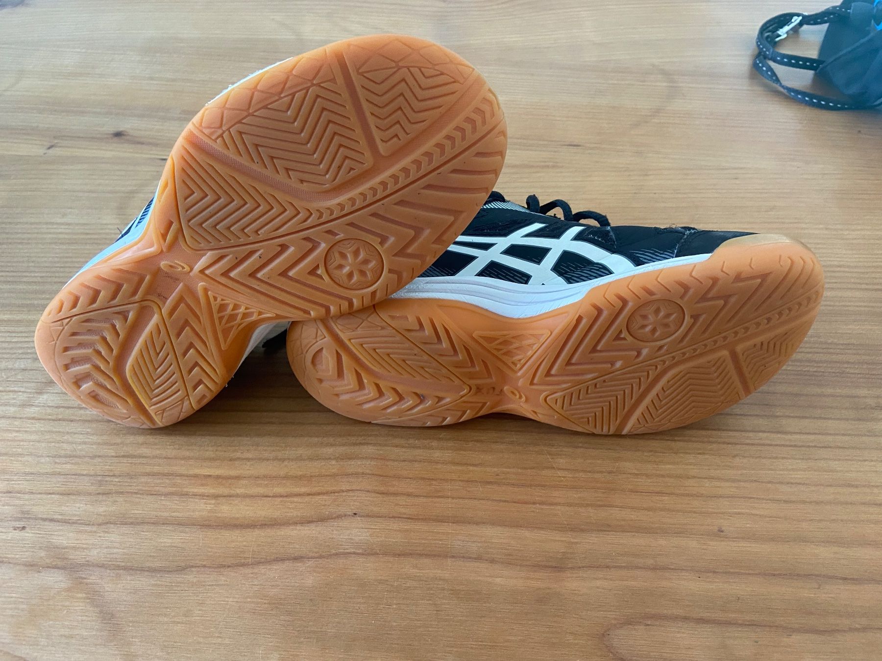 Asics Chaussures hommes: Hallenschuhe Gr. 35 Asics – D'occasion à Windisch par Salat8 1