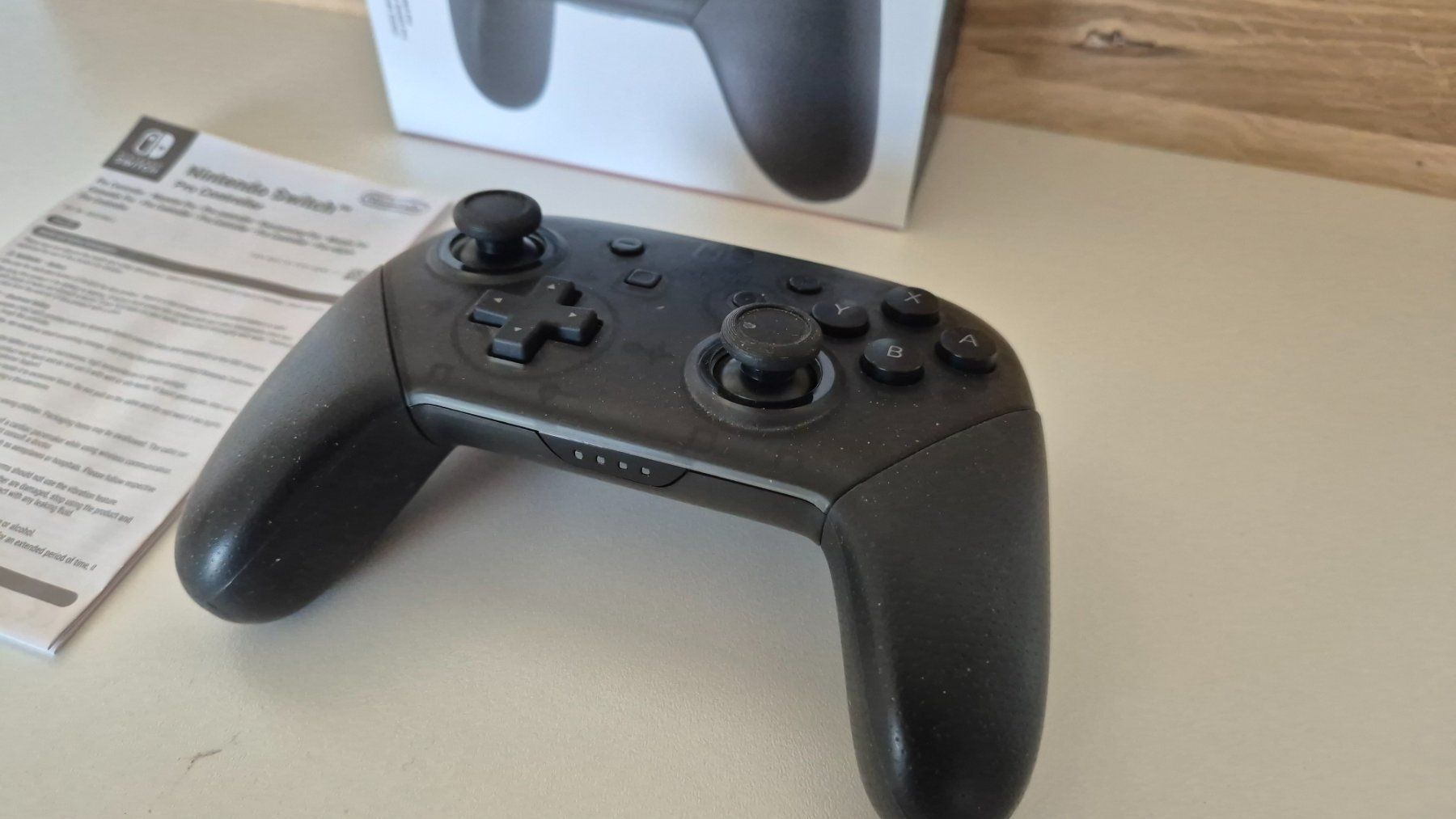 Controller: Nintendo Switch Pro Controller schwarz mit OVP – Nuovo (secondo la descrizione) da Bassersdorf venduto da retrolab 2