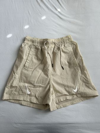 Short Nike beige XS, parfait pour l'été et le sport!