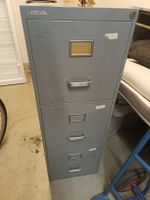 Metallschrank mit Schubladen