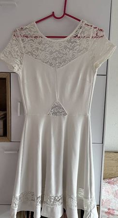 weisses Sommerkleid mit Spitze