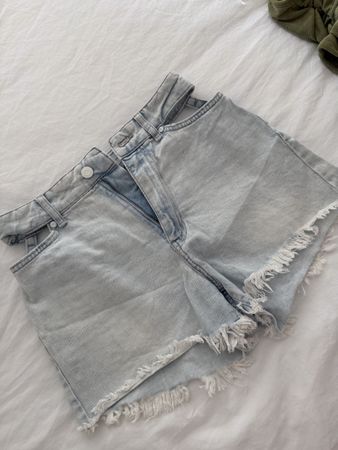 Jeans-Shorts Bershka Grösse 36 light blue denim kurz
