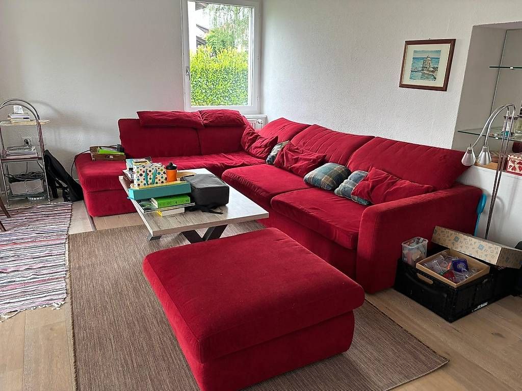 Divani: Rotes Sofa in Topzustand mit Hocker – Usato da Wollerau venduto da Snezhana_