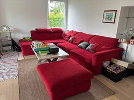 Rotes Sofa in Topzustand mit Hocker