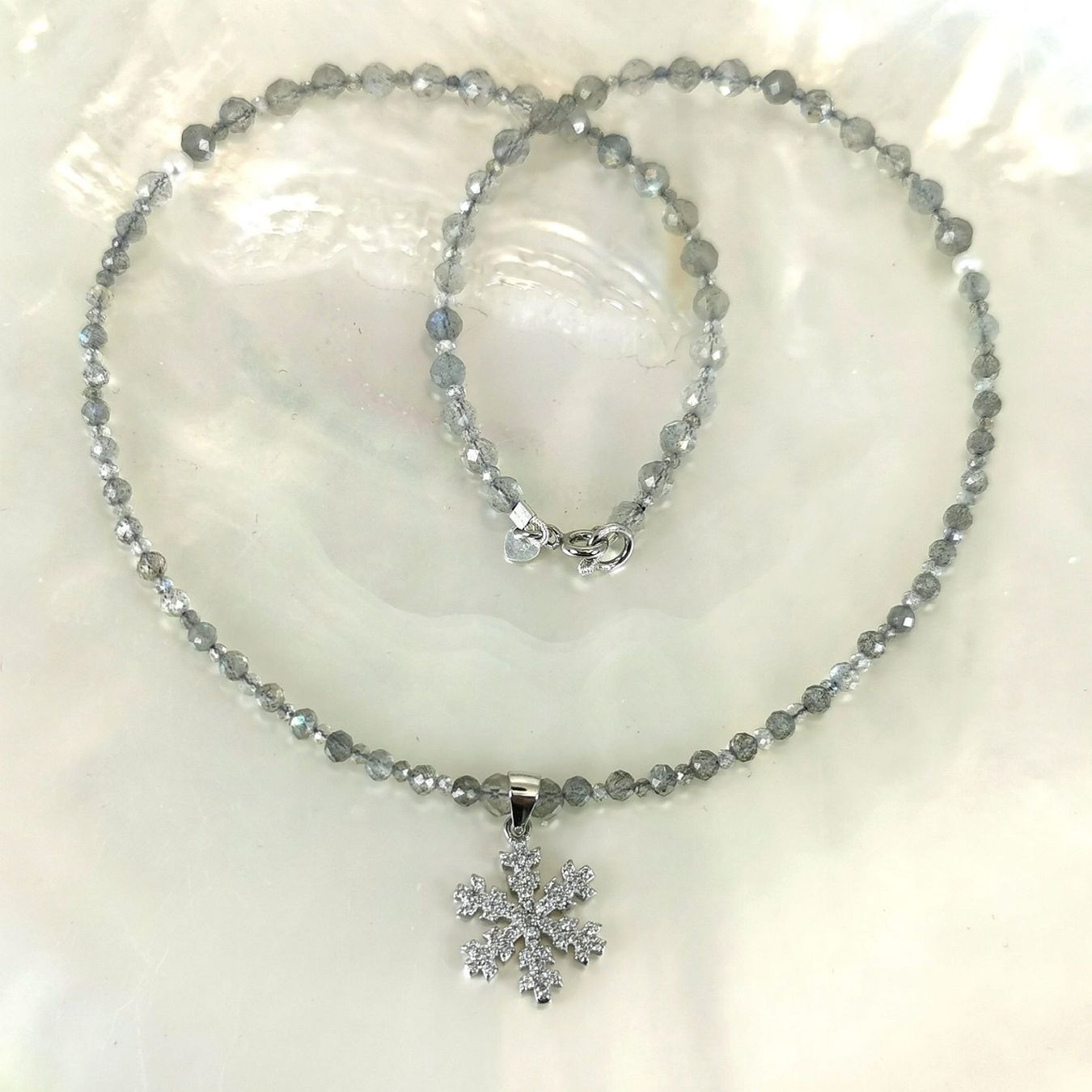 Catenine: Collier pierres Labradorites perles eau douce flocon Ag925 – Nuovo e nell'imballaggio originale da Préverenges venduto da AOP70