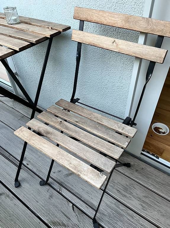 Set di tavolo e panche: Balkonset aus Holz  Tisch mit 2 Klappstühlen – Usato da Basel venduto da CocoBasel 1