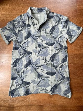 Sommerliches Herren Polo Shirt mit Blattmuster, Gr. S