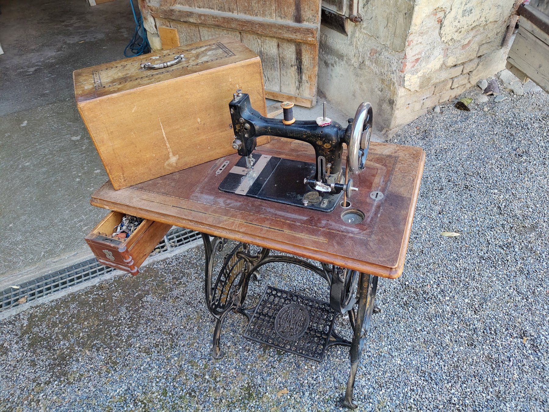 Victoria Macchine da cucire: Nähmaschine Original Victoria – Usato da Freienstein venduto da fab_z89p