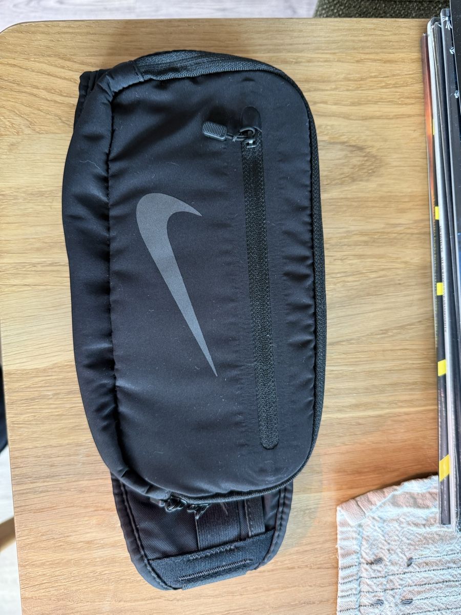 Nike T-shirt: Nike running kit for man M – Nuovo (secondo la descrizione) da Giubiasco venduto da Darkemperor 8