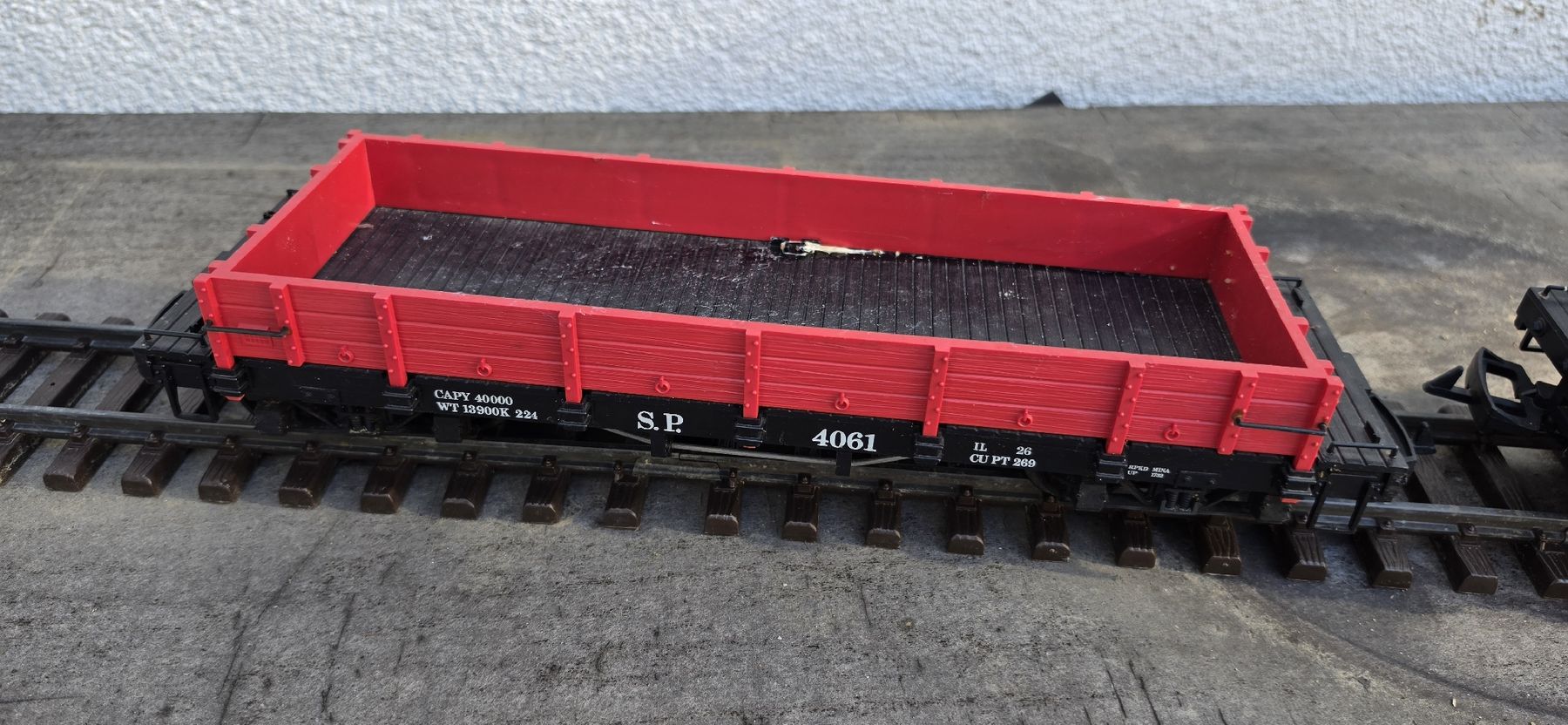 Modellini di ferrovie: Zwei rote Güterwagen Spur G – Usato da Breitenbach venduto da gnieserli 8