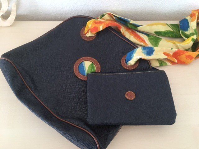 Borse da donna: Dunkelblaue Tasche mit farbigen Details – Usato da Brugg AG venduto da Biomaga 1