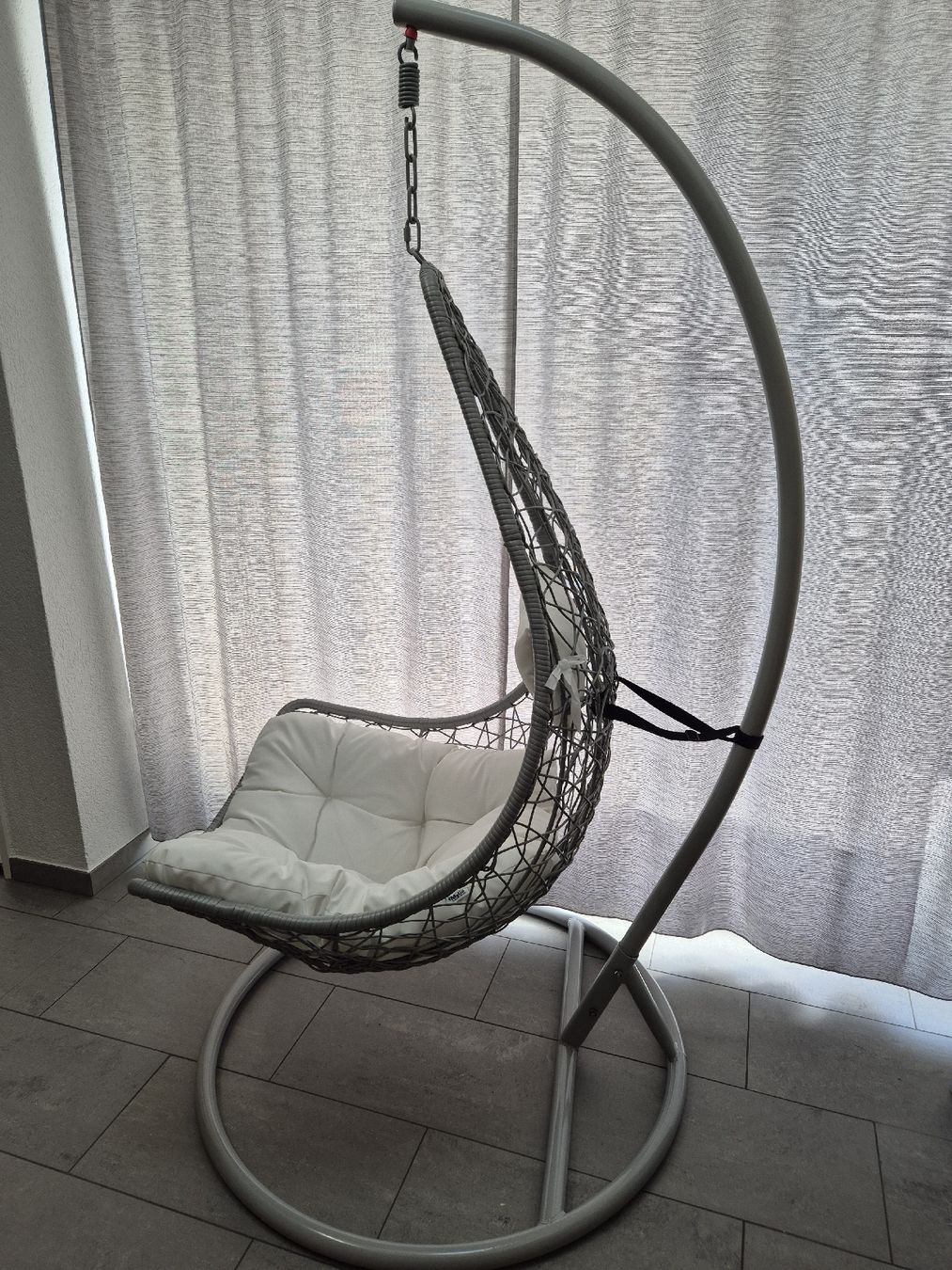 Poltrone pensili da giardino: Hängesessel - Polyrattan - Hellgrau mit weißen Kissen  – Usato da Bertschikon Gossau venduto da Andre675 7