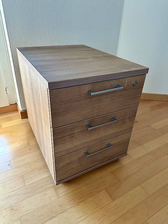 Eléments de bureau: Rollcontainer CS Schmal, Nussbaum-Dekor, abschliessbar – D'occasion à Zürich par Matthiaskull 3