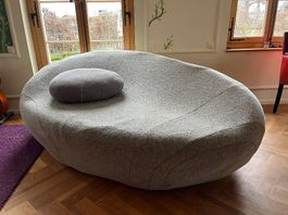 Sofa in Steinform