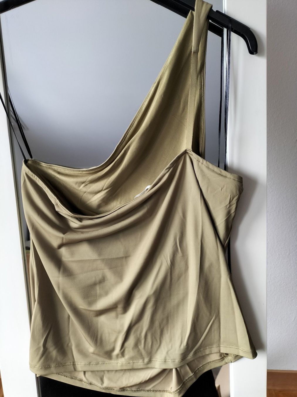 H&M Tops: Top asymétrique olive H&M L – Neuf (Voir description) à Clarens par fashionfou 1