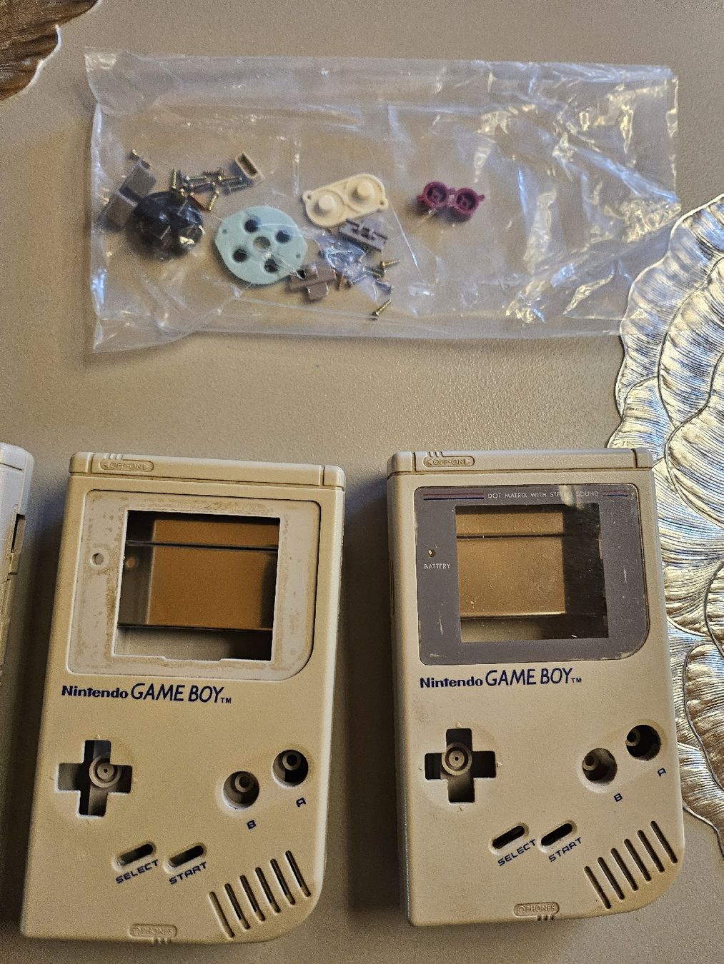 Nintendo Konsolen: Original Gameboy Cases Ersatzteile  – Defekt aus St. Gallen von Cocos_Ricardo 1