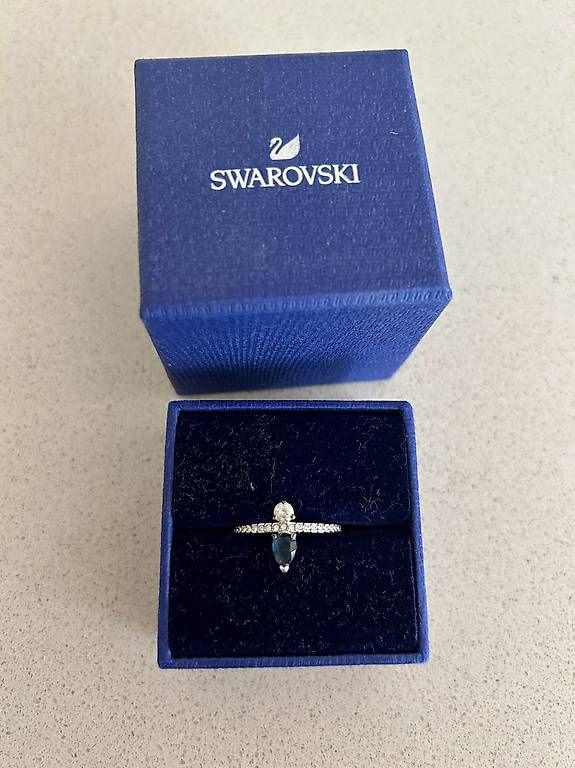 Swarovski Anelli: Anello Swarovski con pietra blu e argento – Usato da Stabio venduto da van_5cry